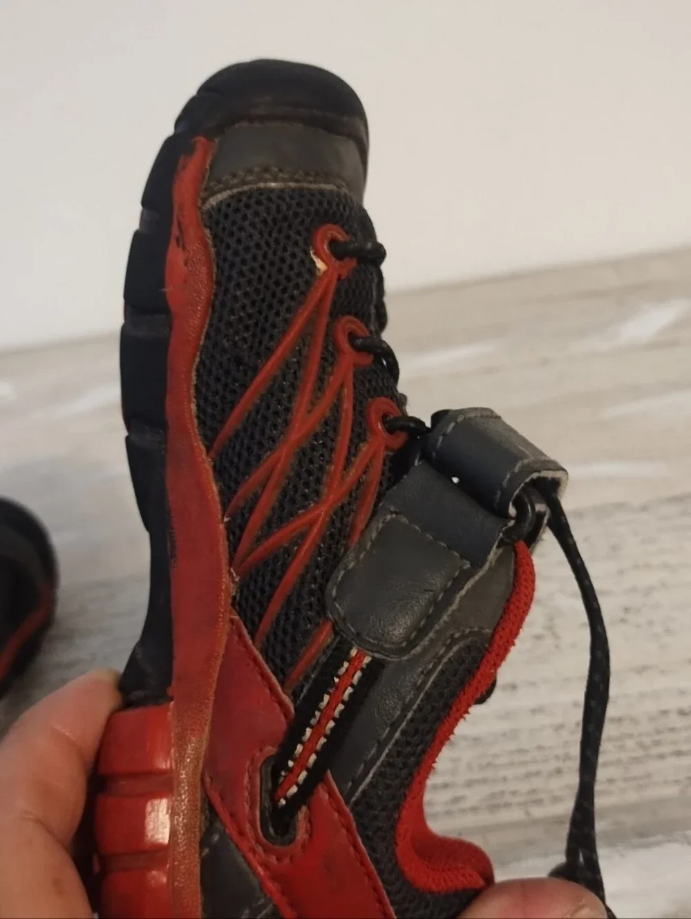 Keen kids u.s.a size 10 Chandler Sneakers Black and Red (UK kids size 9) some